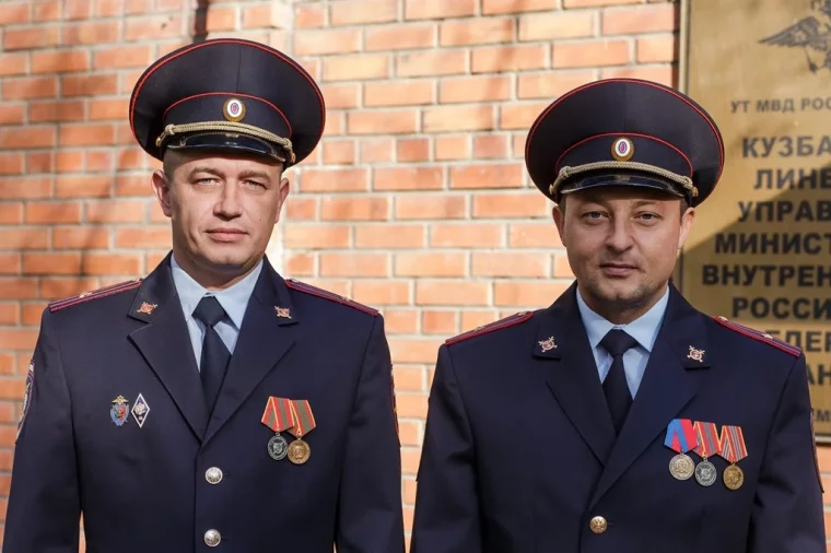Слева — Александр Курмашев, справа — Александр Соловьев. Фото из архива Кузбасской транспортной полиции