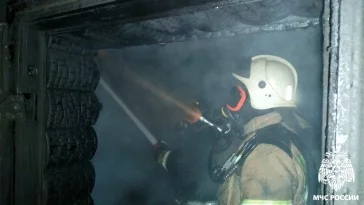 Фото: В Новокузнецке 18 человек два часа тушили пожар в сауне 3