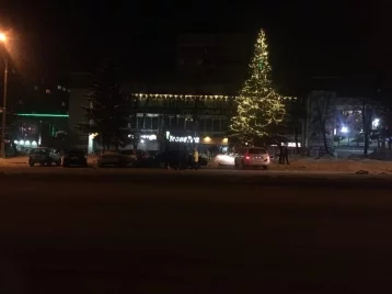 Фото: Снёс несколько автомобилей: в Кемерове произошло ДТП на парковке 1