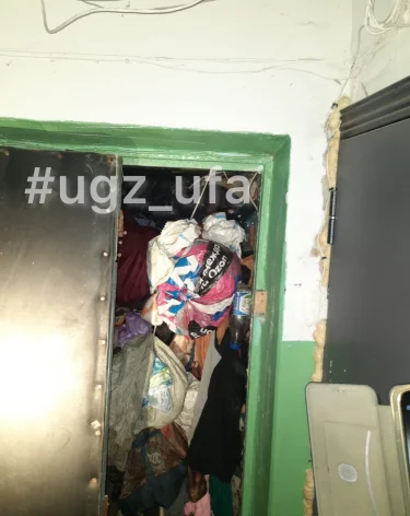 В Уфе спасатели помогли женщине, застрявшей в квартире с хламом