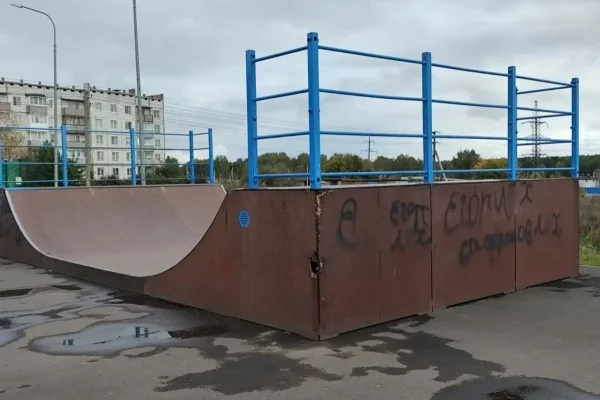 В Кузбассе вандалы разрисовали надписями и повредили оборудование скейтпарка
