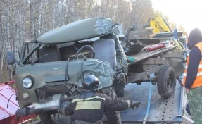 Один человек погиб и один пострадал в жёстком ДТП с грузовиками в Кузбассе