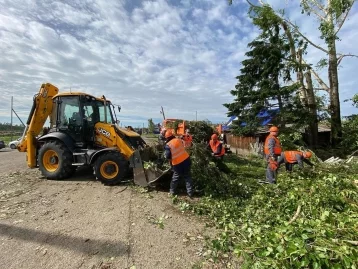 Фото: Власти опубликовали фото восстановительных работ в разрушенной ураганом деревне в Кузбассе 1
