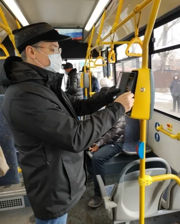 Фото: Замгубернатора Кузбасса проверил, как в транспорте Новокузнецка соблюдают масочный режим 1