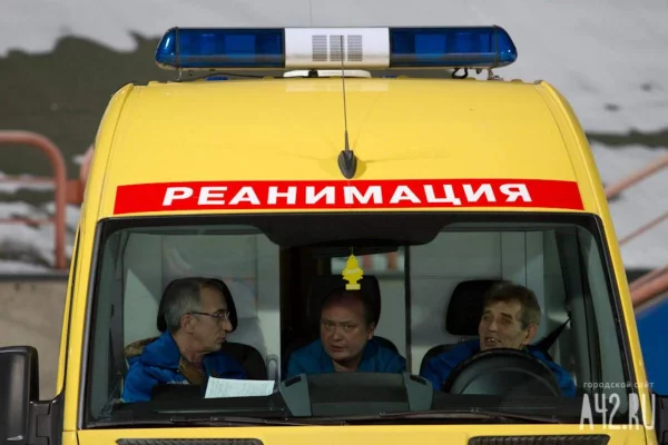 Реанимобиль с пациентом внутри перевернулся в Кемерове