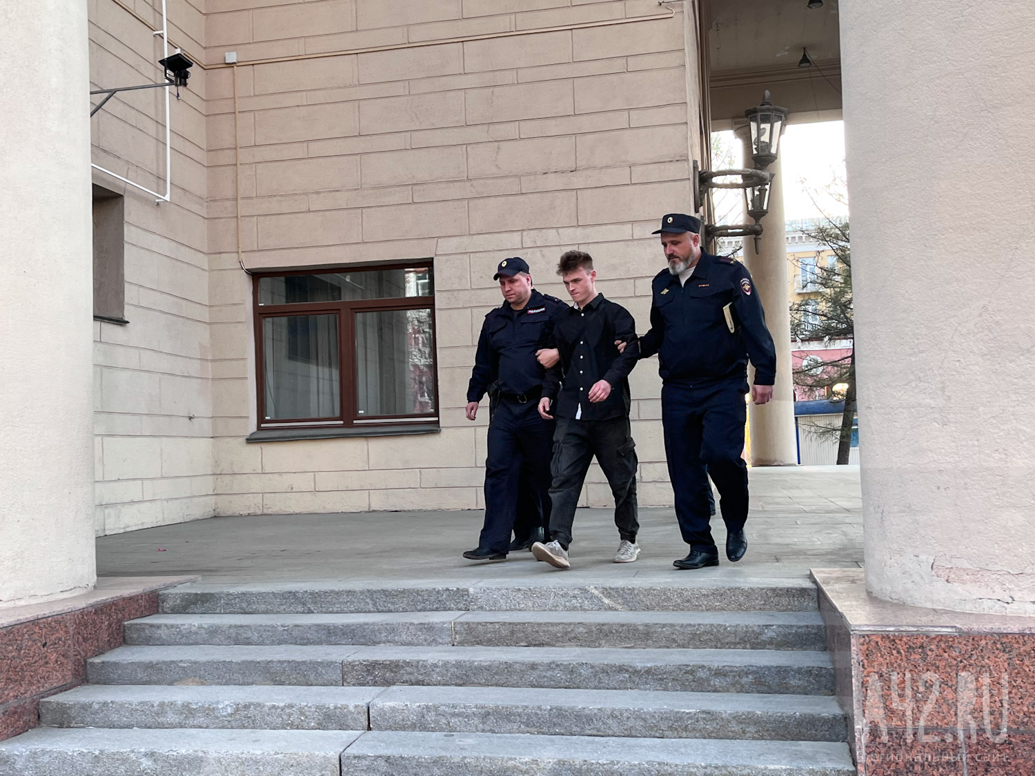 Источник раскрыл подробности инцидента с парнем на крыше кемеровского драмтеатра