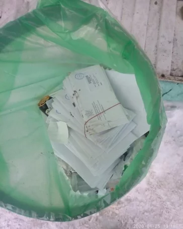 Фото: Кемеровчане обнаружили десятки недоставленных писем в мусорном баке 3