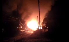 Ночной пожар в жилом доме в Кузбассе сняли на видео