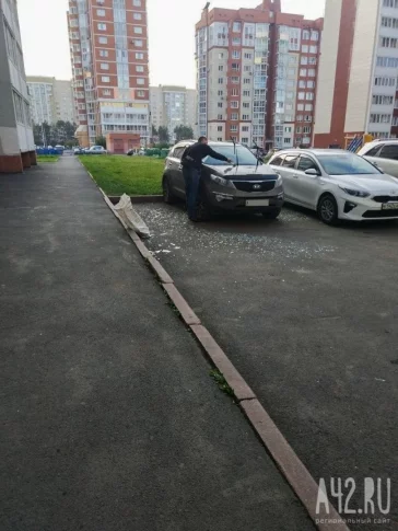 Фото: В Кемерове балконное стекло упало на автомобиль 2