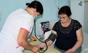 Упала в магазине: кемеровские врачи спасли женщину, у которой случился инсульт