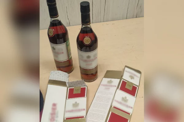 Житель Кемерова попытался украсть из магазина 2 бутылки коньяка