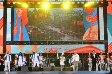 Фото: На площади Советов в Кемерове начался концерт «Песни Победы» 1
