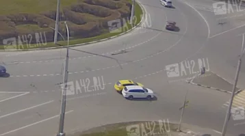 Фото: В Кемерове два автомобиля столкнулись на выезде с бульварного кольца: ДТП попало на видео 1