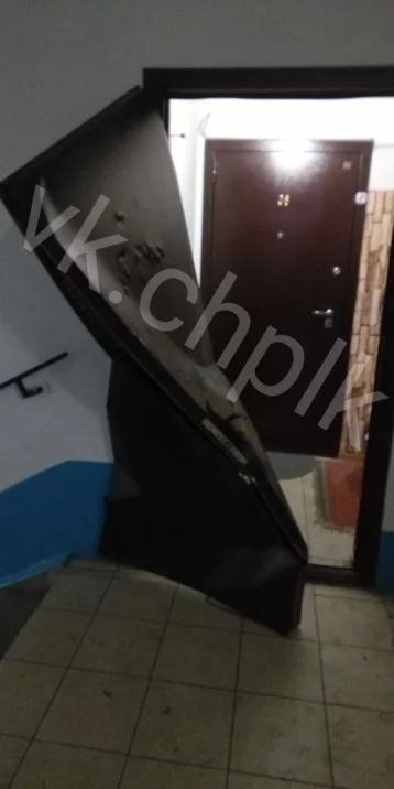 Фото: Кузбассовец снял на видео, как сосед с ножом изрезал его дверь 1