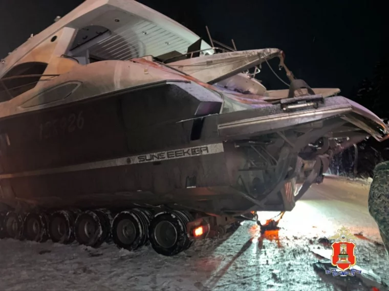 Фото: На трассе в Тверской области маршрутка столкнулась с 20-метровой яхтой, которую перевозили на трале 2