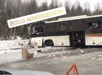 Фото: Увеличилось число погибших в ДТП с участием автобуса и фуры в Кузбассе  1