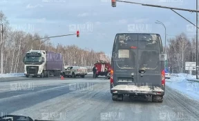 Два авто столкнулись на выезде из Кемерова: очевидцы делятся кадрами