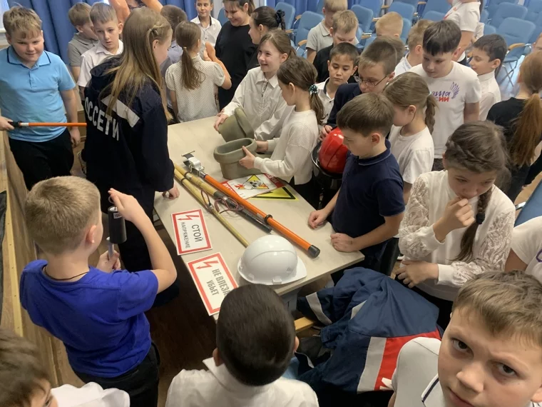 Фото: Интересные уроки — безопасные каникулы: энергетики «Россети Сибирь» рассказывают про электробезопасность школьникам Кузбасса 2