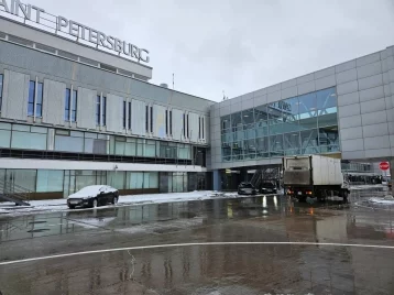 Фото: Грузовик с едой снёс облицовку здания аэропорта в Санкт-Петербурге 1