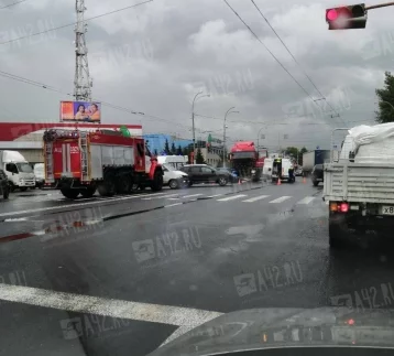 Фото: В Кемерове столкнулись легковушка и грузовик, очевидцы сообщают о пострадавшем 1