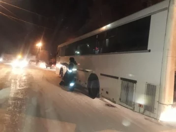 Фото: В Кузбассе пассажиры сломавшегося автобуса оказались на улице в 30-градусный мороз 1