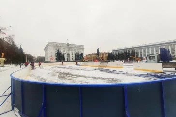 Фото: В Кемерове начали монтировать ледовую площадку на площади Советов 5
