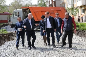 Фото: Глава Кемерова проверил, как продвигается ремонт дворов 1