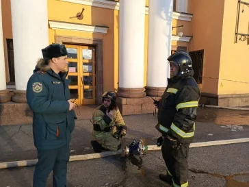 Фото: В Новокузнецке загорелся ДК «Алюминщик» 3