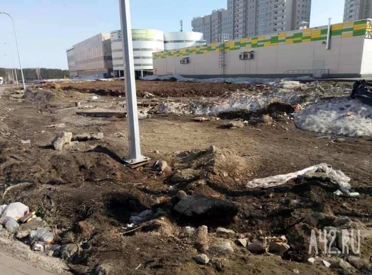 Фото: Кемеровчанка возмущена разрухой у одного из ТЦ в Рудничном районе 2