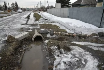 Фото: В кузбасском городе талые воды подтопили частный сектор 1