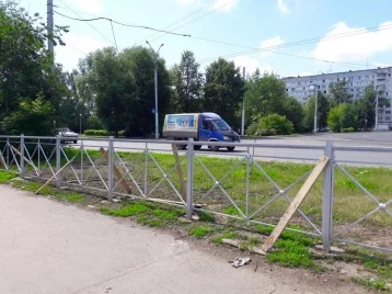 Фото: В Кемерове завершают обустройство пешеходных ограждений на бульварном кольце 1