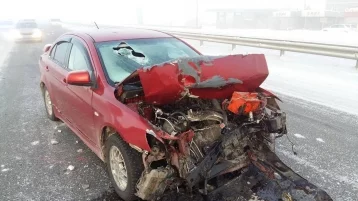 Фото: В Кузбассе легковой автомобиль врезался в фуру: есть пострадавшие 1