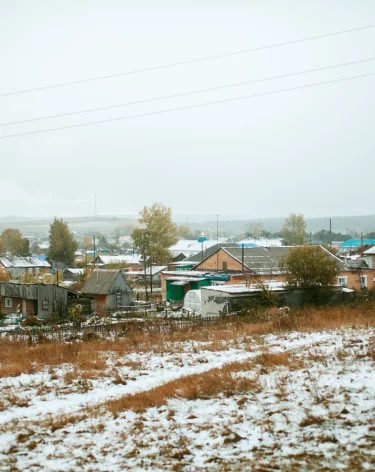Власти Кузбасса выделили многодетной матери участок без водопровода