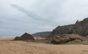 Отдыхающего на пляже пенсионера раздавило гигантским камнем 