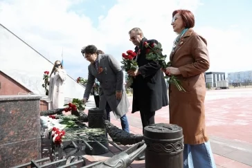 Фото: Телеведущий Андрей Малахов открыл выставку и возложил цветы к мемориалу Воину-освободителю в Кемерове 3