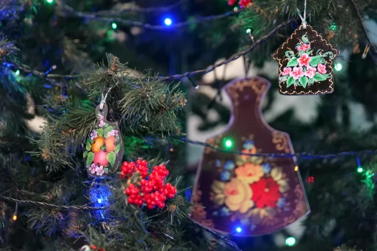 Фото: Жильцов могут оштрафовать за гирлянду в подъезде: как украсить дом и избежать нарушений 5