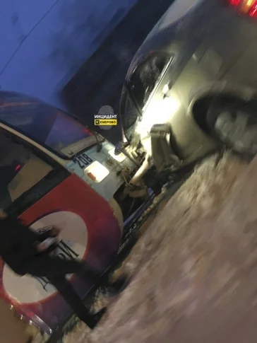 Фото: В Кемерове столкнулись трамвай и легковая иномарка 3