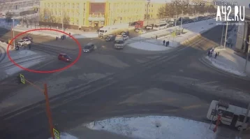 Фото: Момент тройного ДТП на кемеровском перекрёстке попал на видео 1