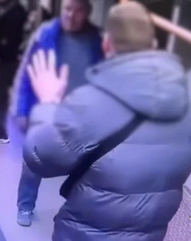 В московском метро мужчина устроил драку с разбудившими его пассажирами