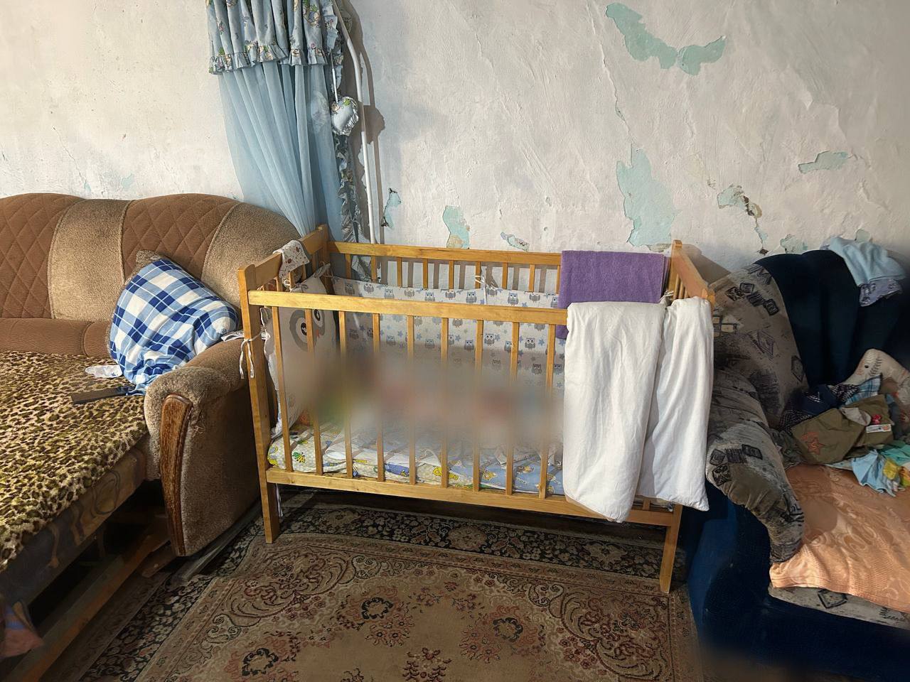 В Красноярском крае мать насмерть забила младенца головой о подлокотник дивана из-за плача