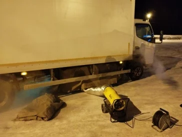Фото: В Кузбассе спасатели помогли водителям двух грузовиков, замёрзших на трассе 2
