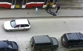 В Новосибирске мужчину с инсультом вынесли из трамвая и оставили на дороге