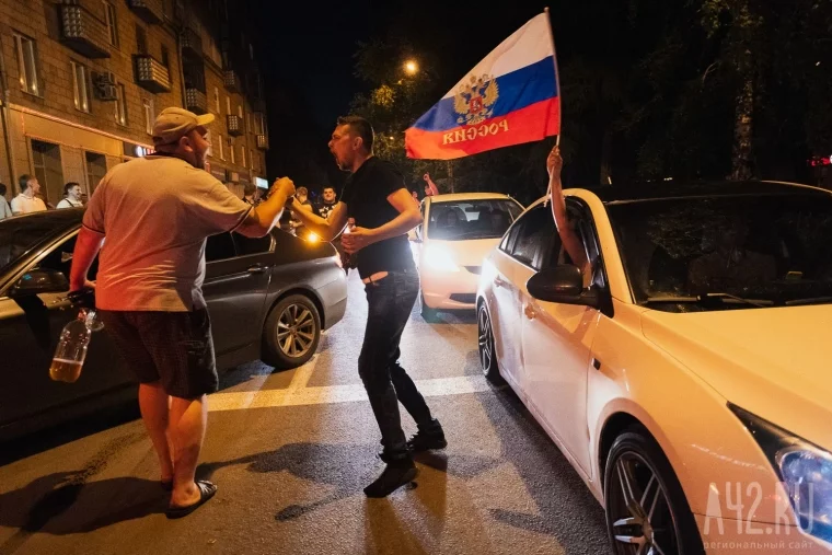 Фото: Кемеровчане всю ночь праздновали победу сборной России над Испанией 10