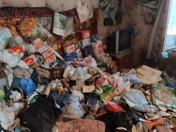 Фото: На Урале из квартиры уборщицы вывезли четыре самосвала мусора 1