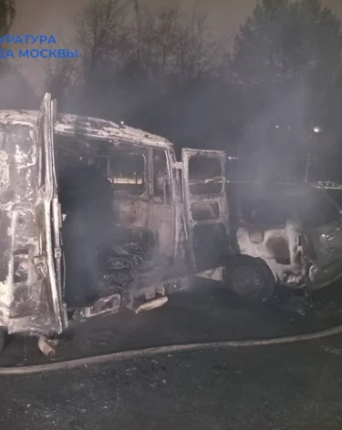В Москве в сгоревшем автомобиле на стоянке нашли два тела