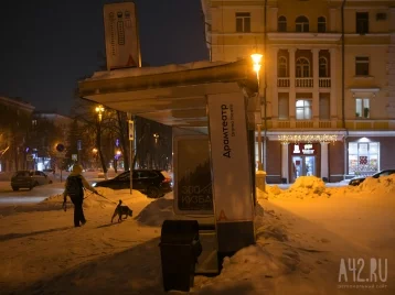 Фото: Грузовик едва не обрушил новую остановку на прохожих в центре Кемерова, появилось видео ЧП 1