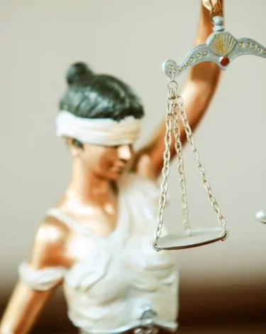 Мариинский округ выплатит компенсацию семье девочки за травму при падении с качели