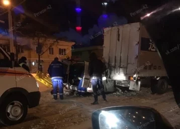 Фото:  В Кемерове пассажирка такси пострадала в ДТП с грузовиком 1