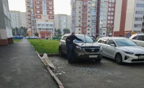 В Кемерове балконное стекло упало на автомобиль