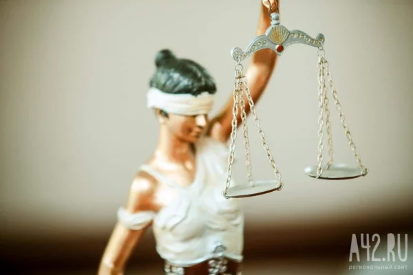 Мариинский округ выплатит компенсацию семье девочки за травму при падении с качели